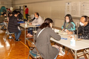 防災訓練6_避難者体育館の受付.jpg